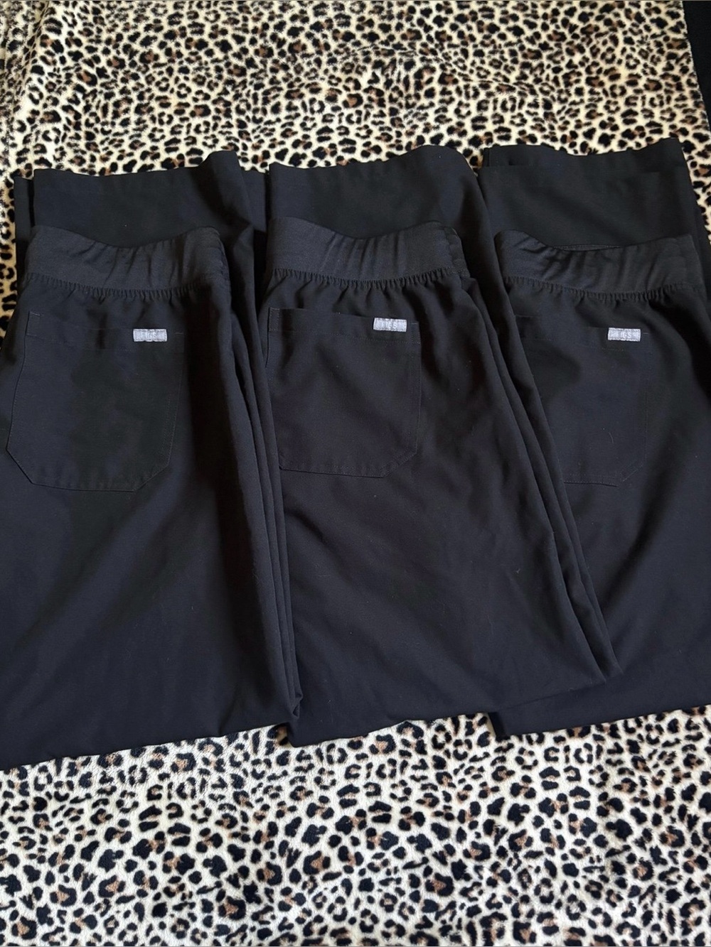 Women’s Livingston Basic/Straight-Leg Scrub Pants 3 Pairs